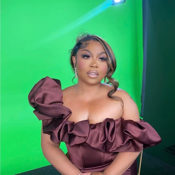 HOUSE OF CB 'Selena' Raisin Satin Puff Shoulder Dress - Picture 10 of 13